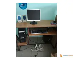 Kompiuter PC sa monitorom i stolom